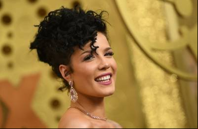 Halsey responde a fãs insatisfeitos após discurso sobre aborto