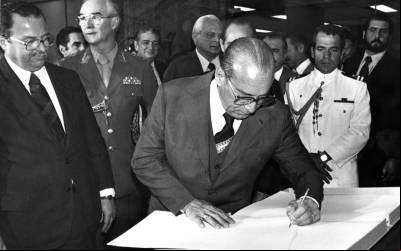Especial 40 anos de democracia — Parte 3: saída está na Constituição, mas não há convicção