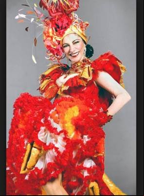 Crédito: Divulgação. Atriz Marília Pêra reviveu o mito Carmen Miranda nos 50 anos da morte da cantora.