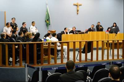 No apartamento, eles mataram as três pessoas com golpes de faca e, para simular um crime de latrocínio, teriam levado objetos de valor do local. Os três foram condenados a penas que, somadas, chegam a 177 anos de reclusão