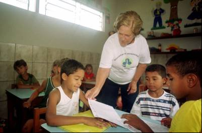 25/03/2003. Crédito: Kleber Lima/CB/D.A Press. Brasil. Brasília - DF. Elza Nardelli que trabalha com projeto de solidariedade as crianças carentes, na sala com crianças da Creche fundação das Bandeirantes, do Paranoá.